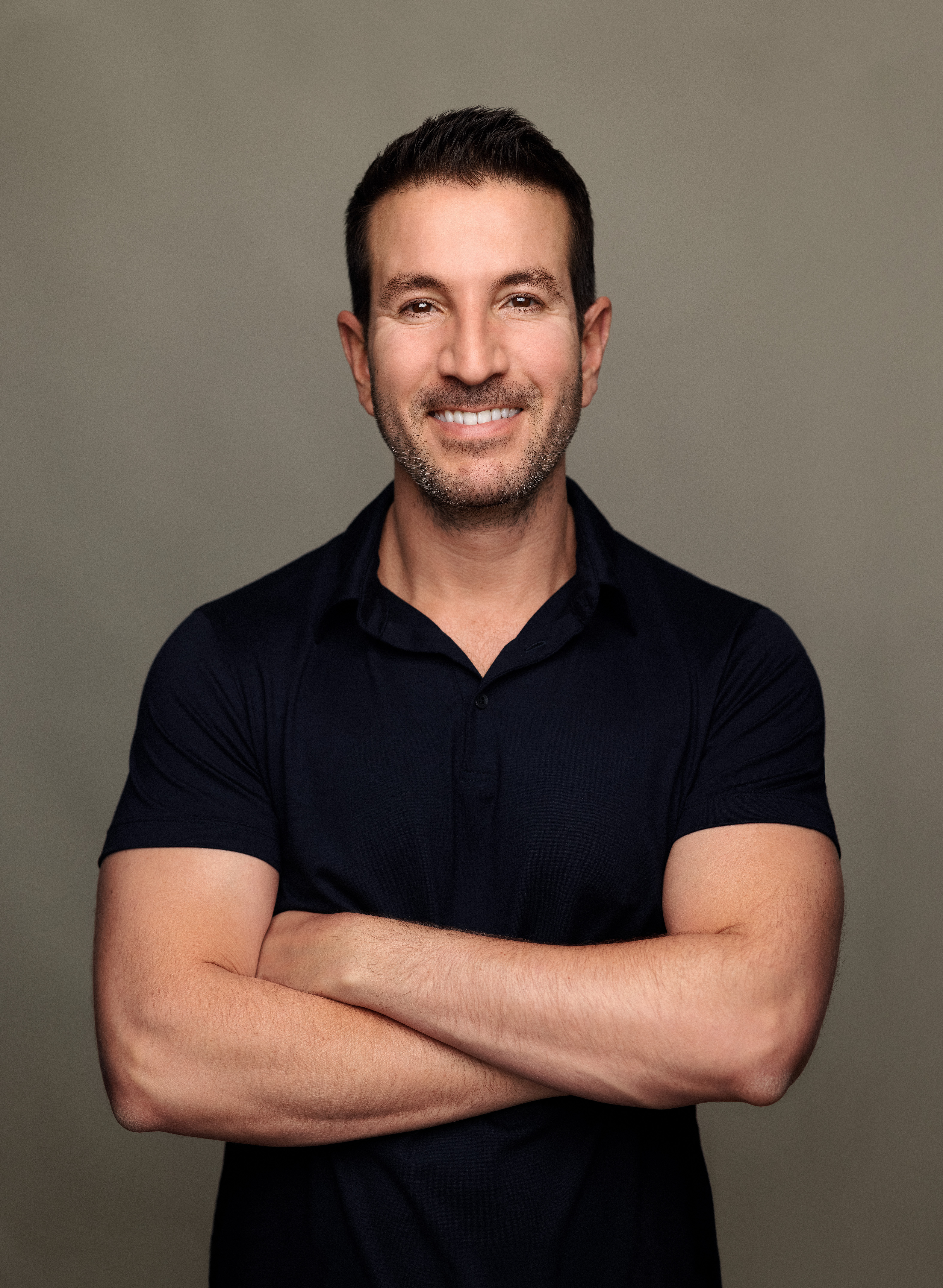 Author Alex Michaelides' headshot