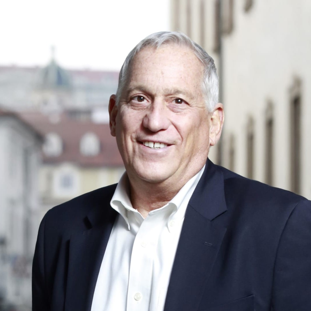 Headshot of author and historian Walter Issacson
